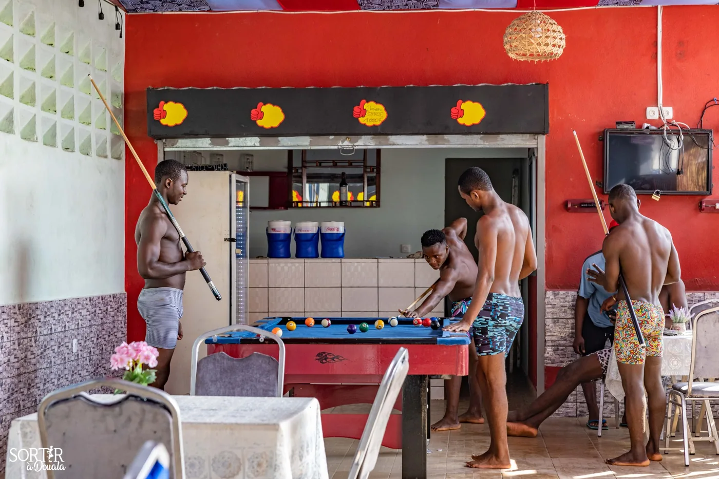 Partie de billard entre amis à PEPONLAND
