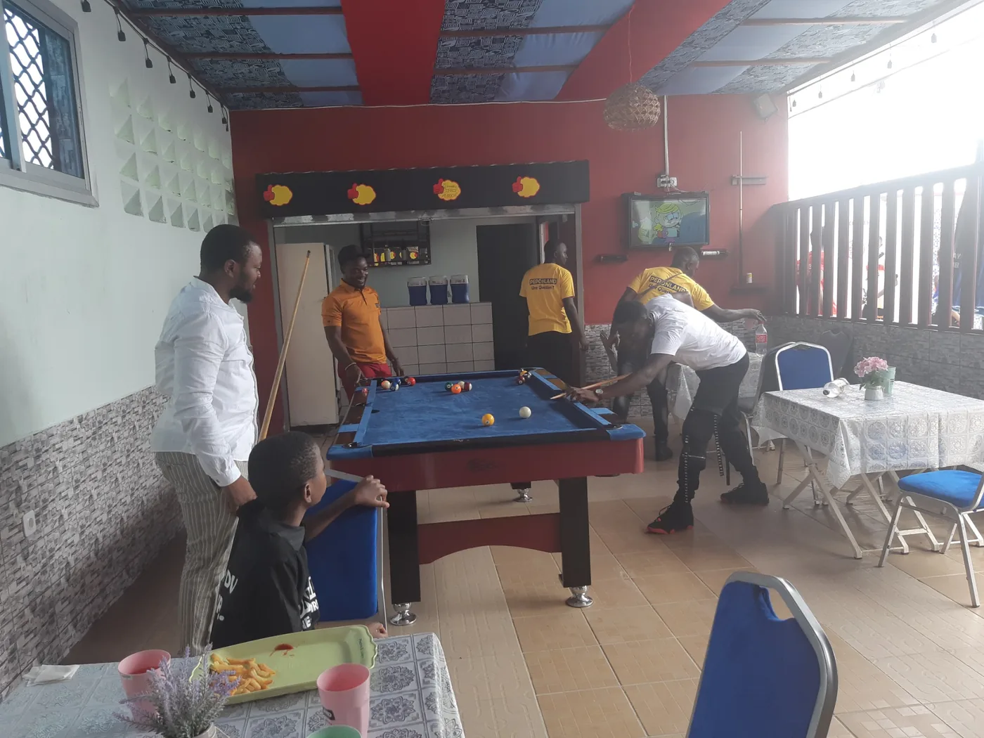 Amis jouant au billard à PEPONLAND