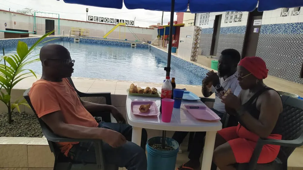 Amis installés au bord de la piscine de PEPONLAND
