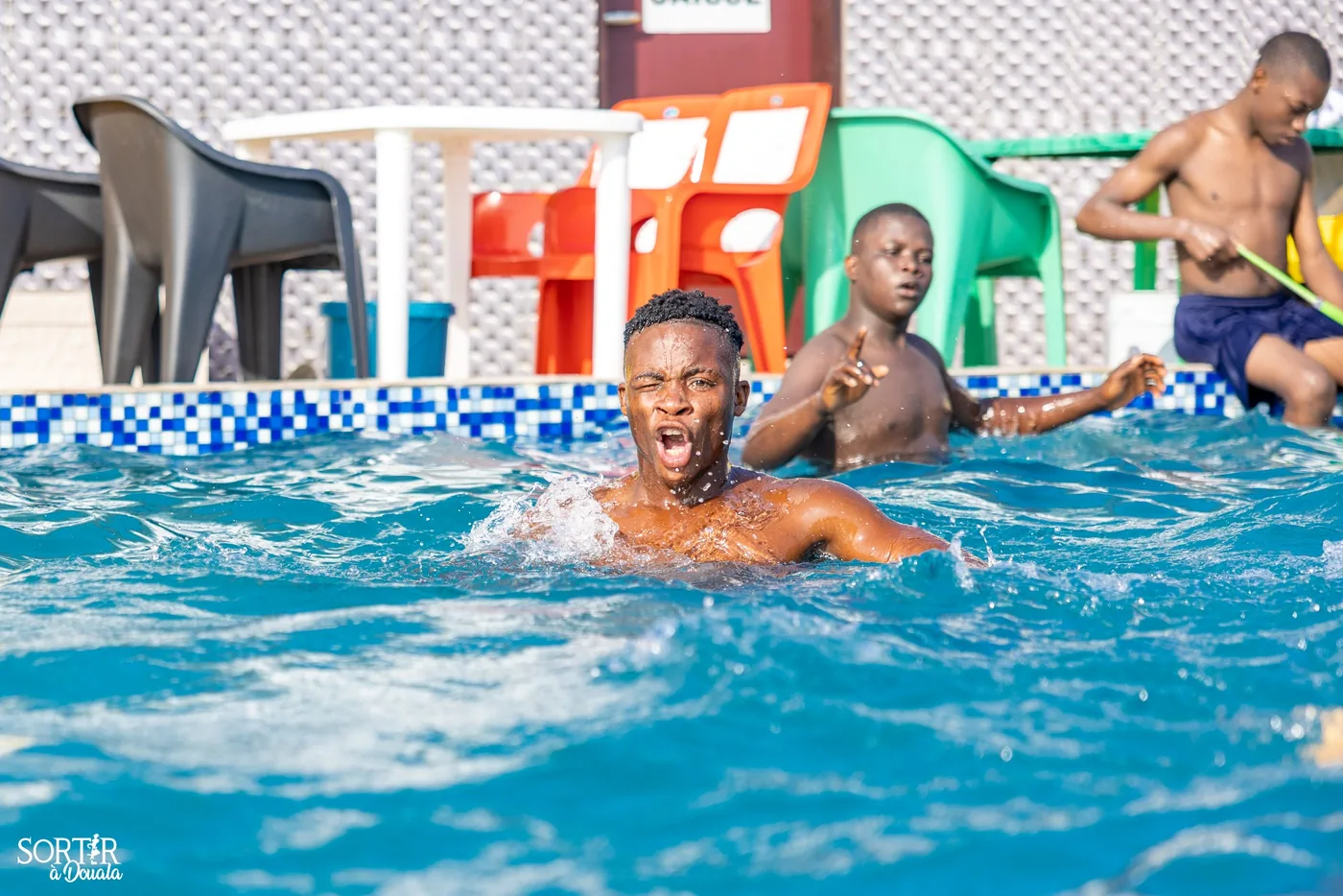 Amis s’amusant dans la piscine de PEPONLAND