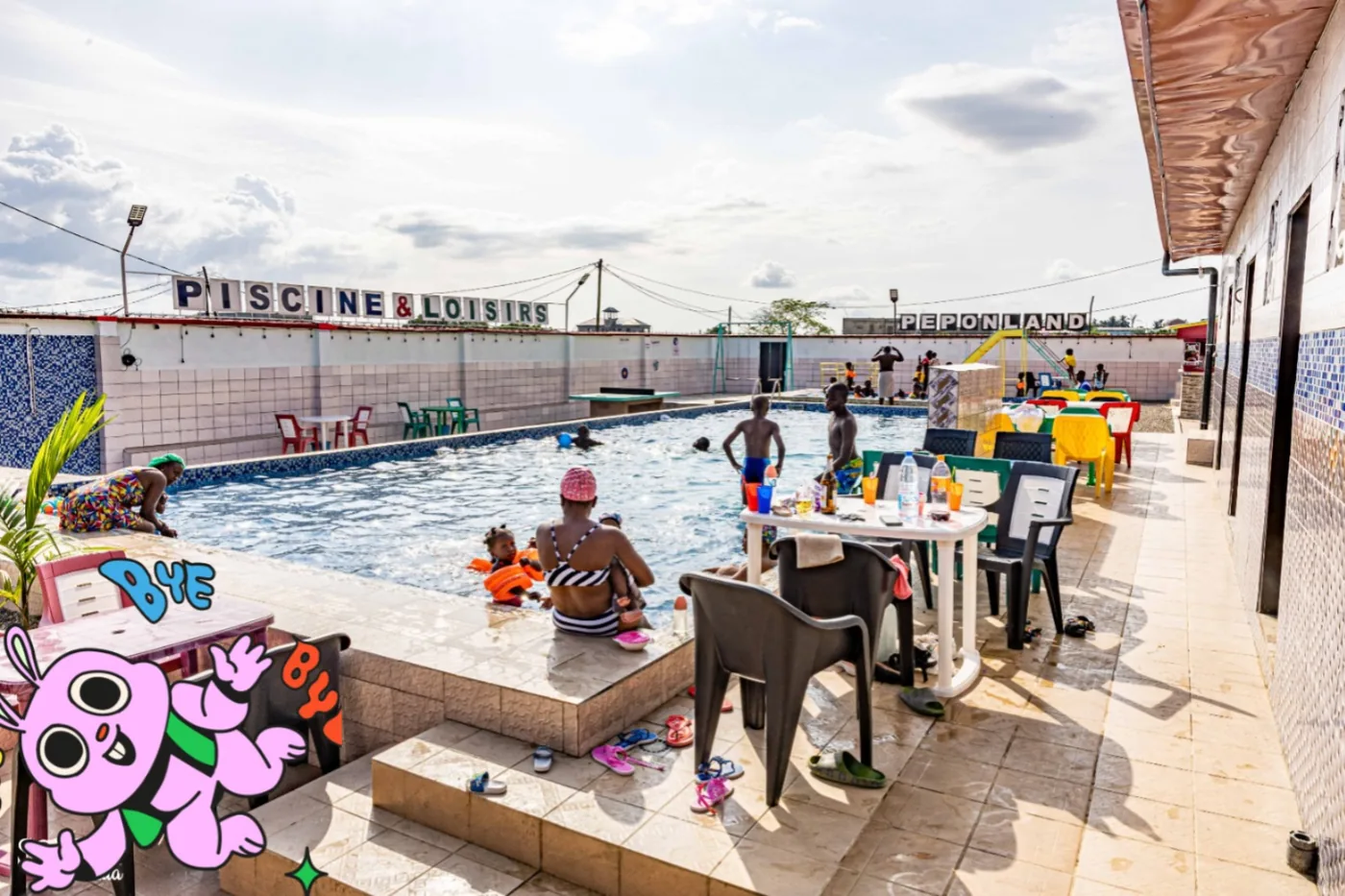 Journée familiale autour de la piscine de PEPONLAND