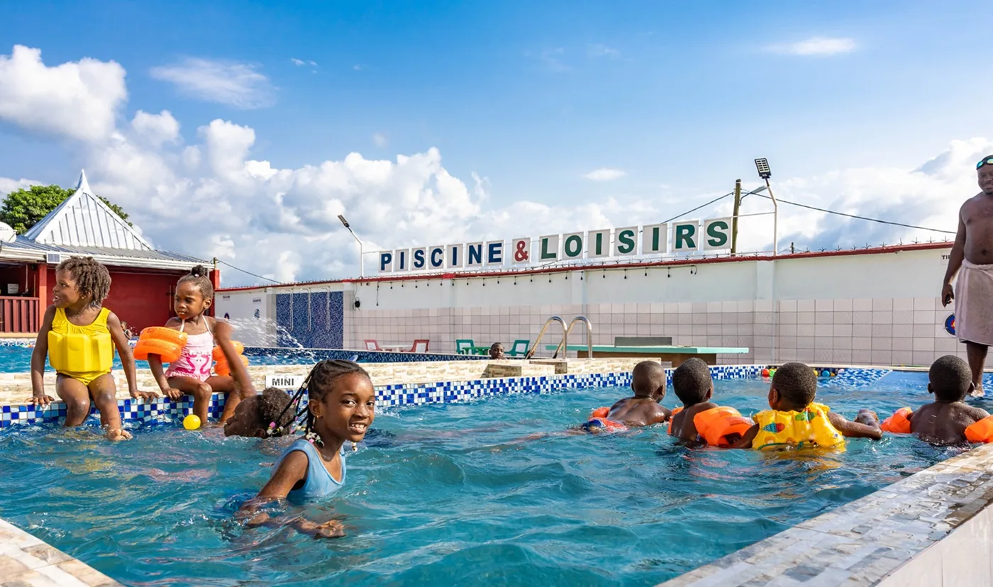 Enfants et adultes profitant de la piscine à PEPONLAND