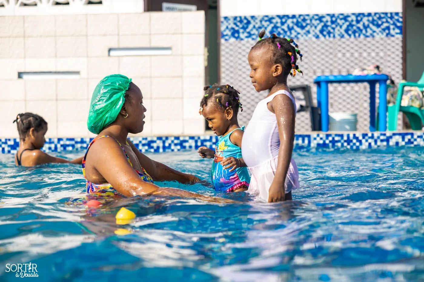 Une maman et des enfants dans la piscine de PEPONLAND